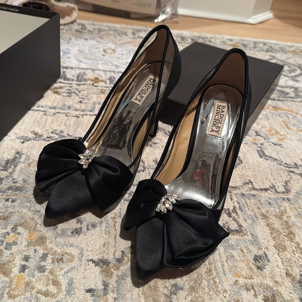 BADGLEY Mischka black satin heels